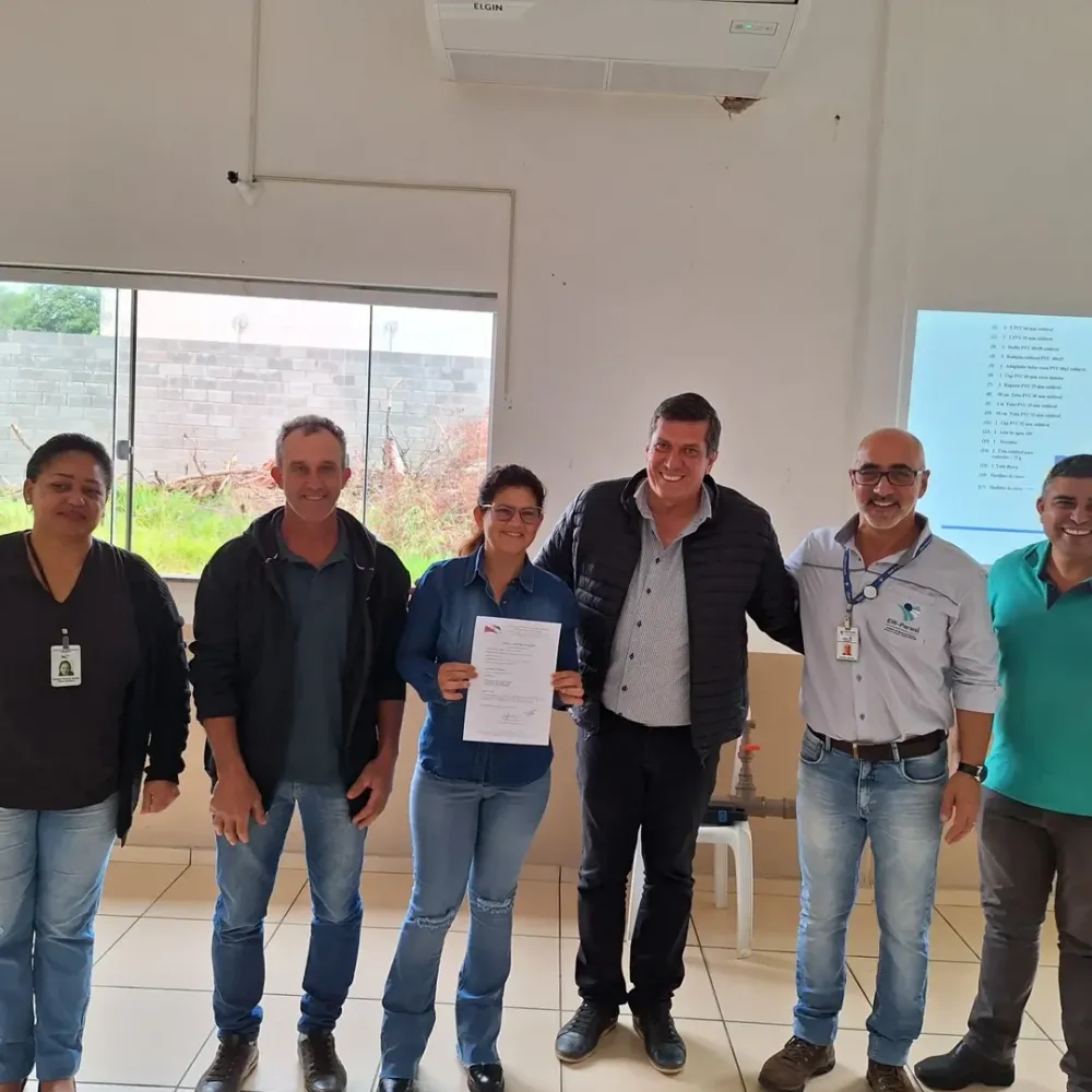 Maristela Fátima recebendo a licença sanitária. Foto: Divulgação