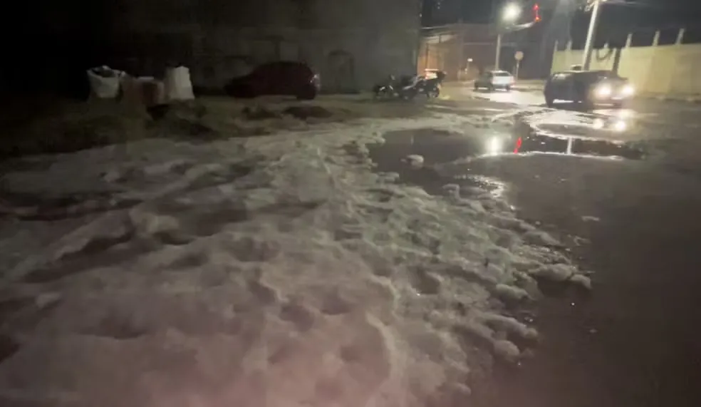Pedras de gelo cobriram a cidade na última sexta-feira (10). Foto: Wagner Alexandre