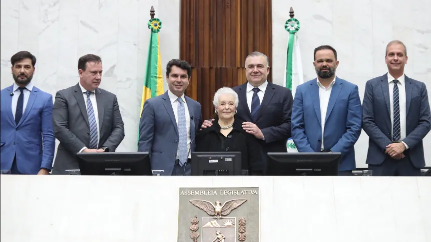 Ao centro, a professora emérita Maria Rachel de Camargo Vianna Nascimento, com 99 anos, falou em nome de todos os homenageados da noite. Foto: Orlando Kissner/Alep