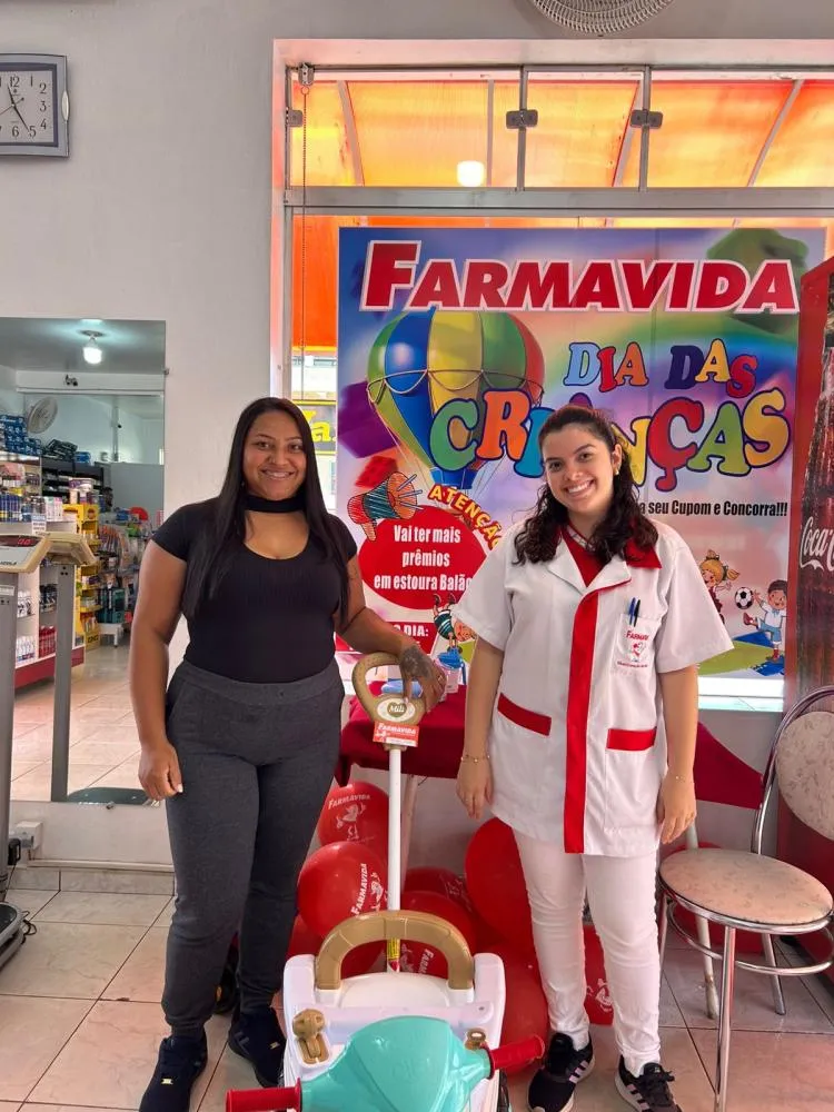 Marilza Rocha, ganhadora de um dos triciclos e a colaboradora Maria Taís Faria. Foto: Divulgação