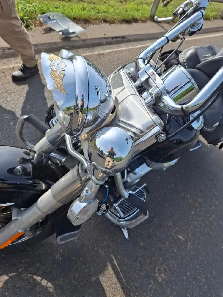 Idosos estavam na Harley Davidson quando colidiram com a Fiat Strada. Foto: Divulgação