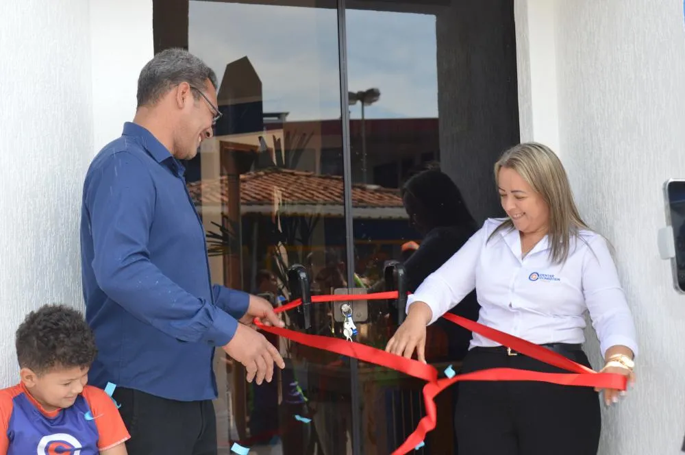 Celso e Fabiana, proprietários da Center, oficializaram a abertura da unidade. Foto: Folha Extra