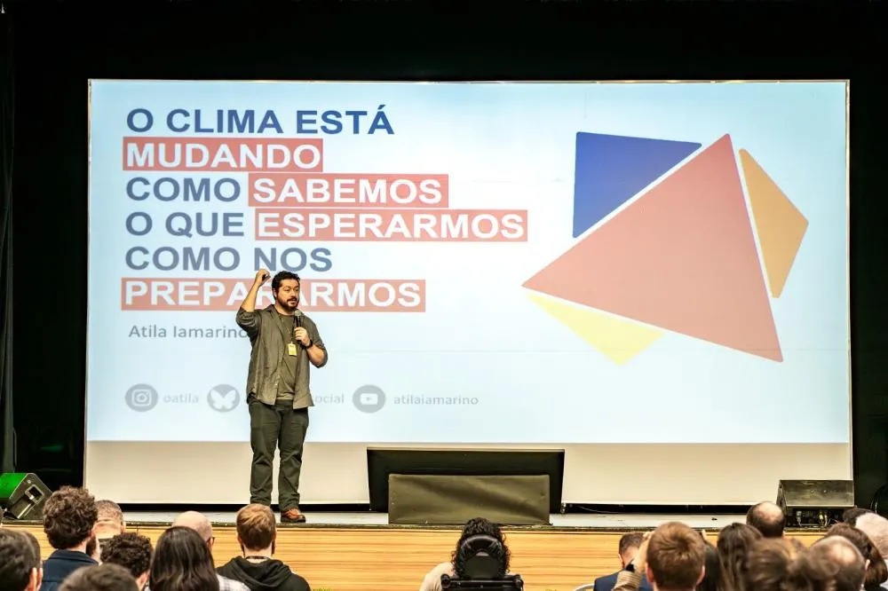 Biólogo e divulgador científico Atila Iamarino participou de 21 seminários sobre Mudanças Climáticas e COP30, no Paraná e Mato Grosso do Sul. Foto: Rafa Kondlatsch/Itaipu Binacional