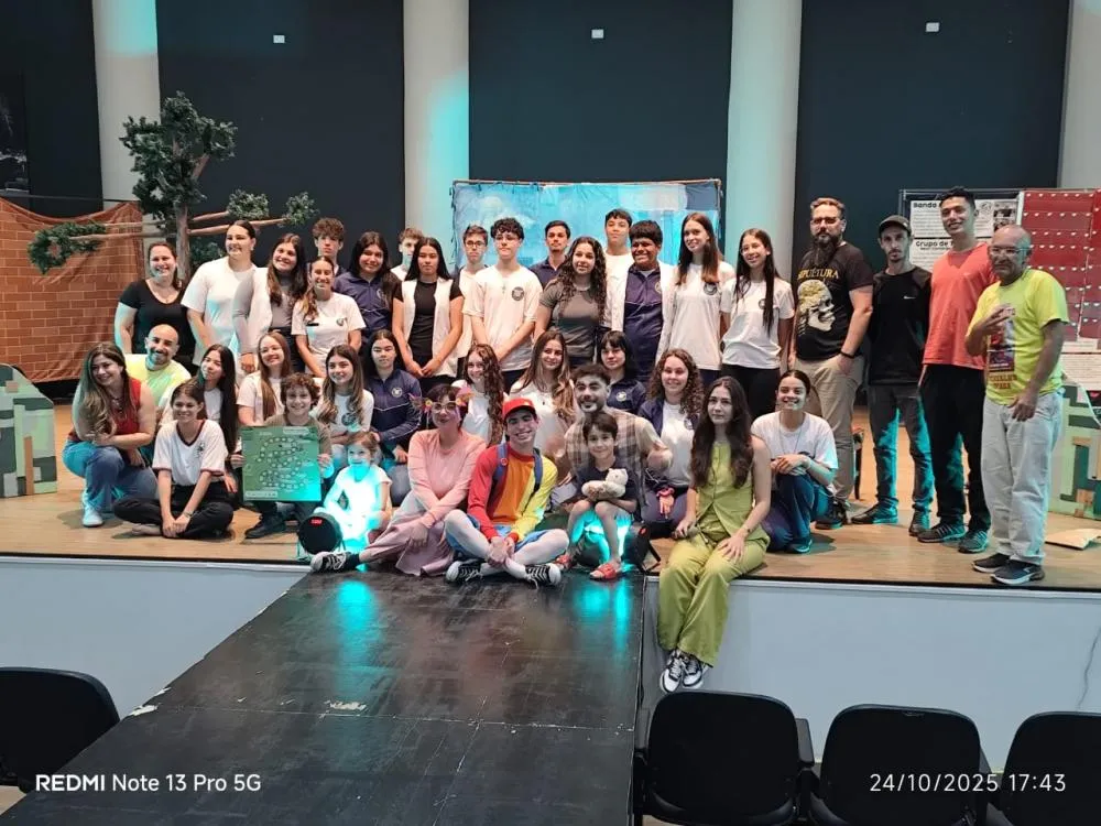O espetáculo “O Gato Kahlo”, com direção e dramaturgia de Gabriel Vernek, parte do princípio de que o teatro é, antes de tudo, um convite ao encantamento. Foto: Flávio Mello