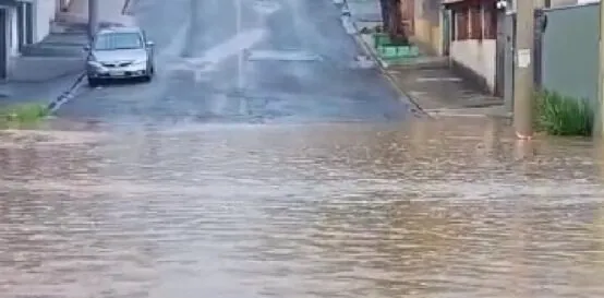 Rua de Jacarezinho alagada. Foto: Portal Ta na Cidade