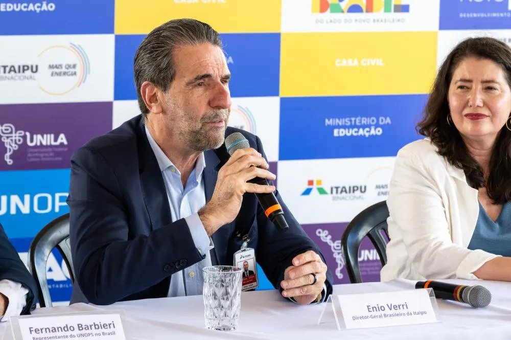 Diretor-geral brasileiro da Itaipu, Enio Verri e reitora da Unila, Diana Araujo no lançamento do programa de visitação do novo campus da Unila. Foto: William Brisida/Itaipu Binacional.