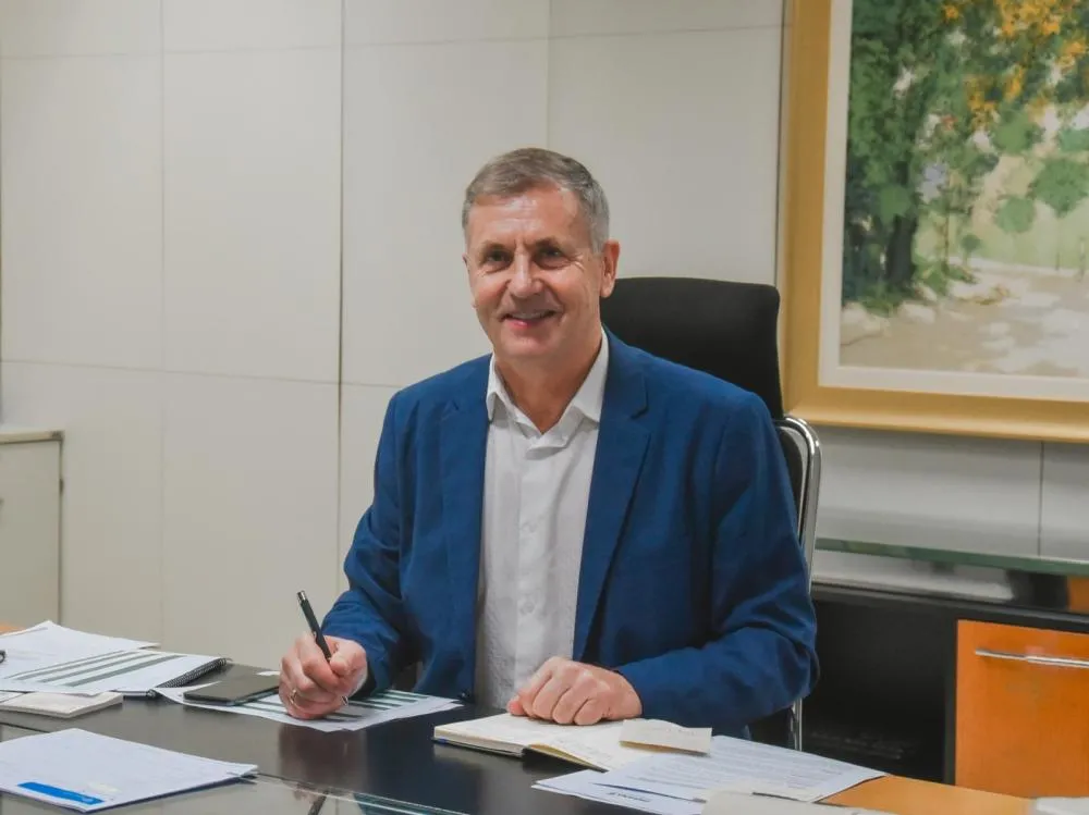 O secretário de Administração e Previdência do Estado, Luizão Goulart, anunciou o último leilão de veículos oficiais de 2025. Foto: AEN