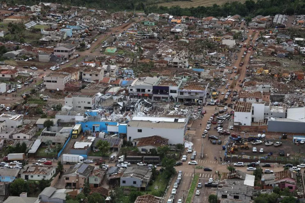 Na tarde de sexta-feira, 7 de novembro, um tornado de força excepcional atingiu a cidade, deixando um cenário de destruição quase total. Foto AEN