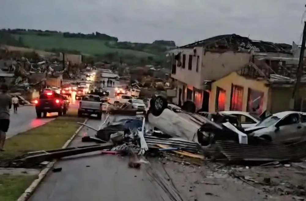 Casas foram arrancadas do chão, veículos viraram sucata, árvores e postes tombaram e parte da cidade ficou sem energia elétrica e comunicação. O cenário é descrito pelos moradores como “apocalíptico”. Foto reprodução vídeo morador