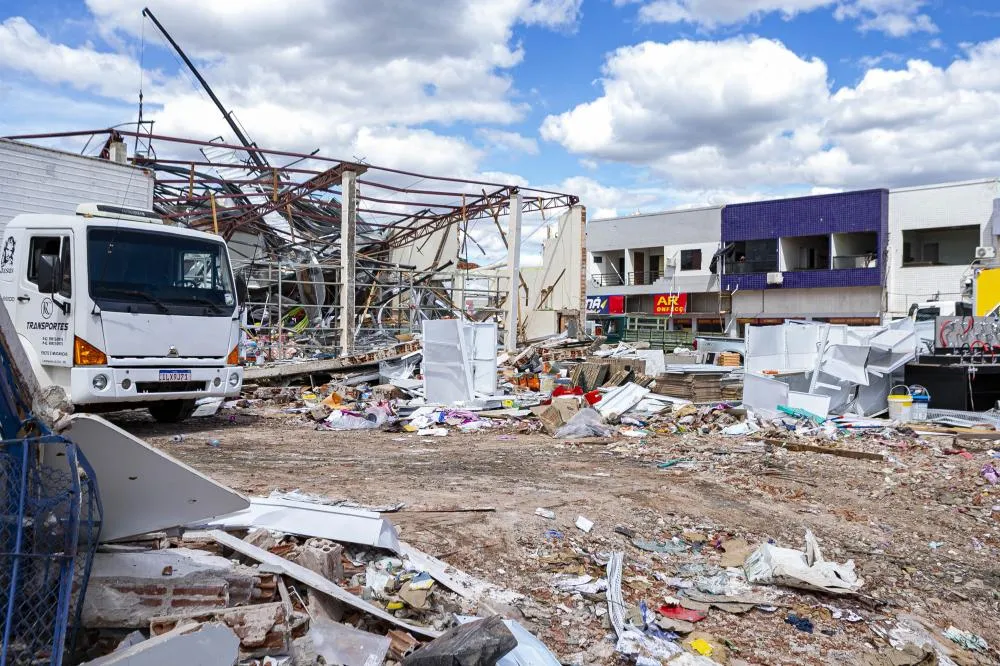 Cidade foi destruída pelo fenômeno, que tirou a vida de cinco pessoas. Foto: Roberto Dziura Jr/AEN