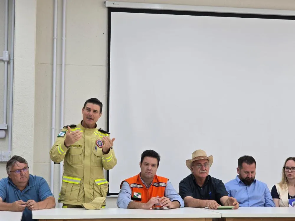 O secretário das Cidades, Guto Silva, apresentou ações para acelerar a reconstrução de Rio Bonito do Iguaçu. Foto: Divulgação