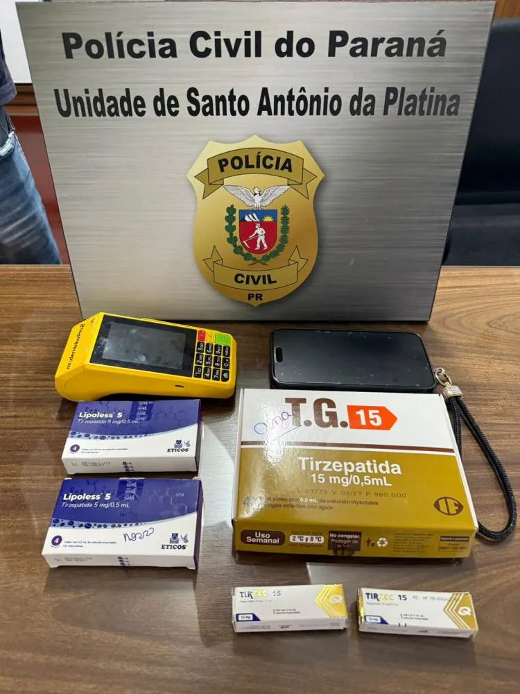 Durante a ação, os agentes encontraram 11 ampolas de medicamentos com princípio ativo tirzepatida, todos de origem paraguaia e sem registro na Anvisa. Foto: PCPR