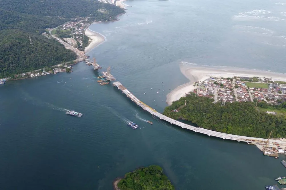A construção da Ponte de Guaratuba atingiu 80% de execução em outubro, mantendo ritmo acelerado na maior obra de infraestrutura em andamento no Paraná. Foto: Rodrigo Felix Leal/SEIL
