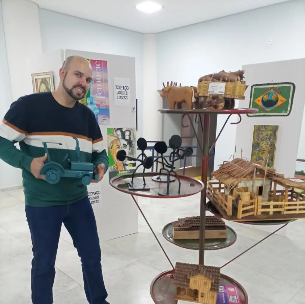  Em sua oficina, entre o som metálico e o cheiro de graxa, Júnior tempera em solda e recicláveis a própria vida que pesa, tal qual a matéria-prima que manipula. Foto: Flávio Mello