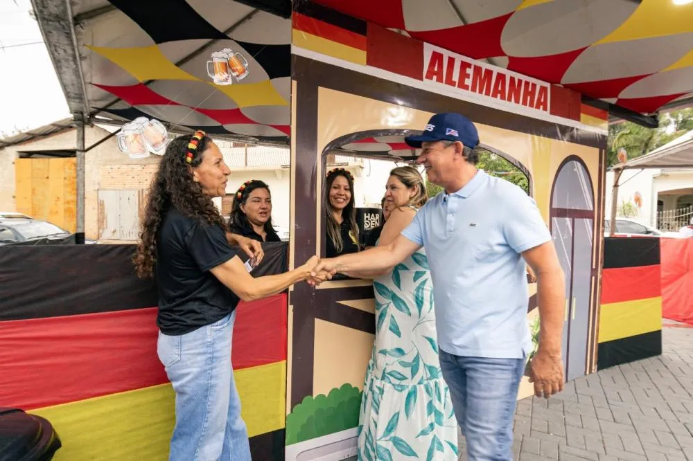 Prefeito Gerson Nunes visitando as barracas temáticas da Feira. Foto: Divulgação