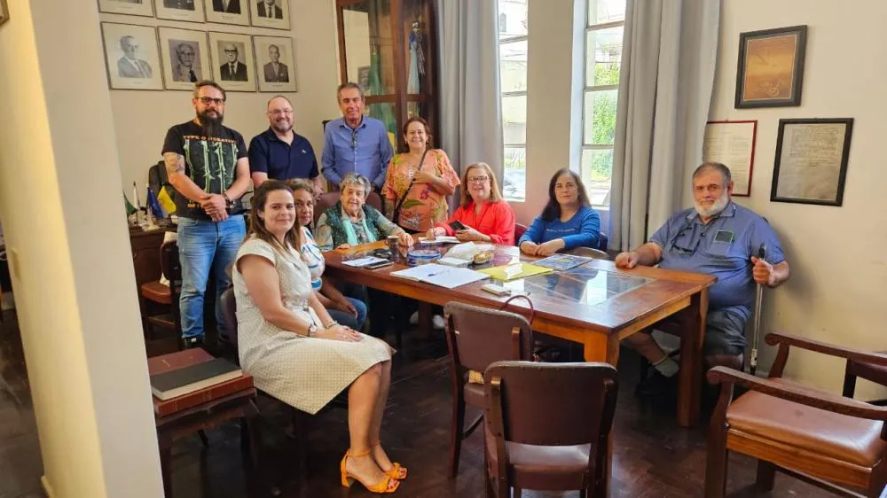 Flávio Mello e familiares dos expedicionários paranaenses. Foto: Flávio Mello