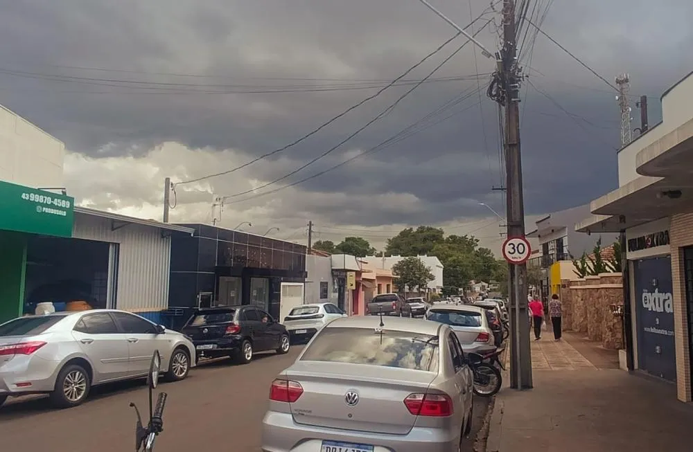 Chuva se formando em Wenceslau Braz. Foto: Davi Martins/Folha Extra