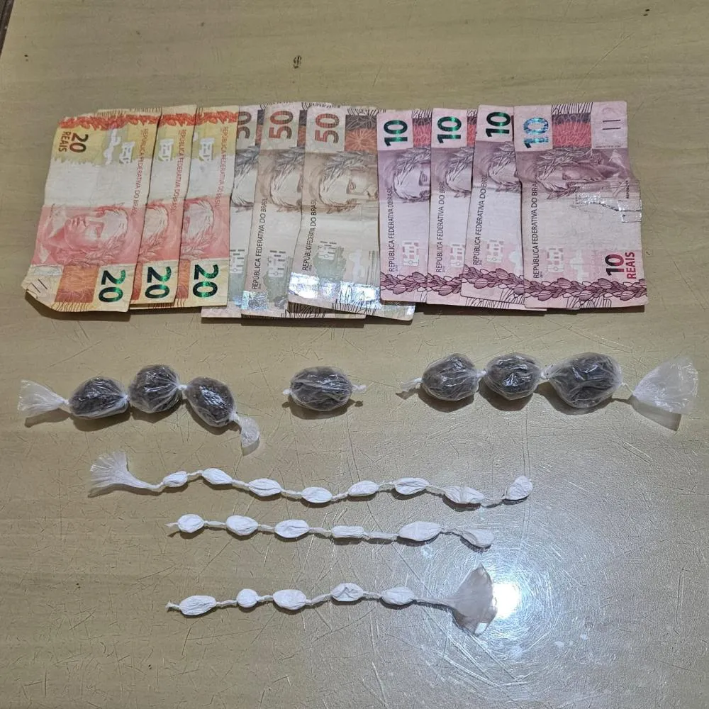 Após contagem, foram contabilizados R$ 250, sete porções de maconha totalizando aproximadamente 10 gramas e 19 porções de cocaína somando cerca de 3 gramas. Foto: 2°BPM