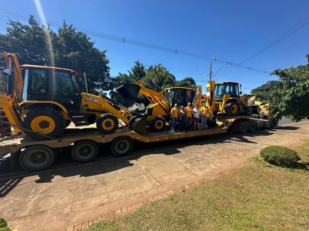 Município recebeu três novas retroescavadeiras. Foto: Divulgação
