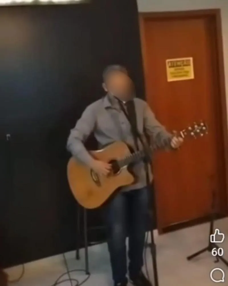Print da montagem mostrando um dos cantores siqueirenses ridicularizados no vídeo. Foto: Divulgação