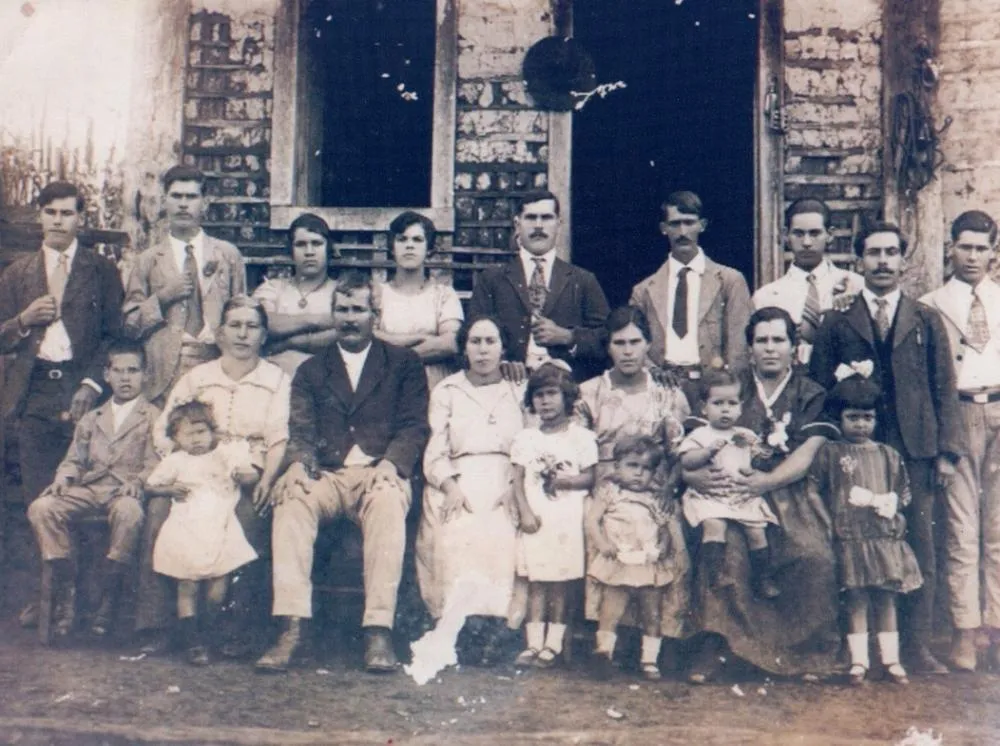 Descendentes de Joaquim José de Sene reunidos. Sentado, está Fermino Herculano de Sene. Foto: Cedida pela Família