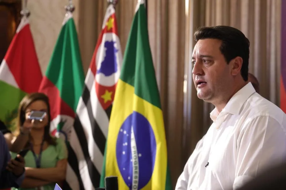 “A nossa polícia prende muito bandido, é impressionante o trabalho diário das nossas forças de segurança. O problema é que as leis do Brasil são muito brandas“, afirmou Ratinho Junior. Foto: Jonathan Campos/AEN