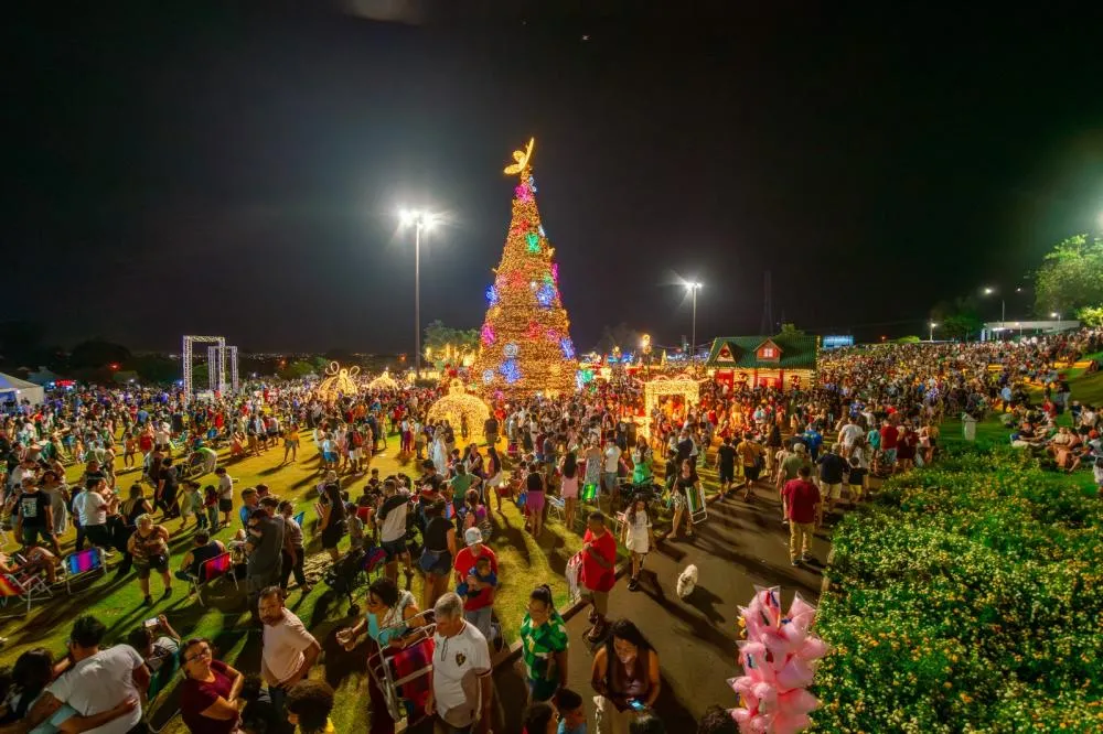 Luzes e magia encantaram as famílias. Foto: Alexandre Marchetti/Itaipu Binacional