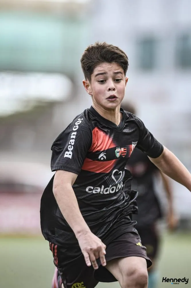  João Otávio da Silva, de apenas 9 anos, fechou contrato com o Flamengo. Foto: Kennedy