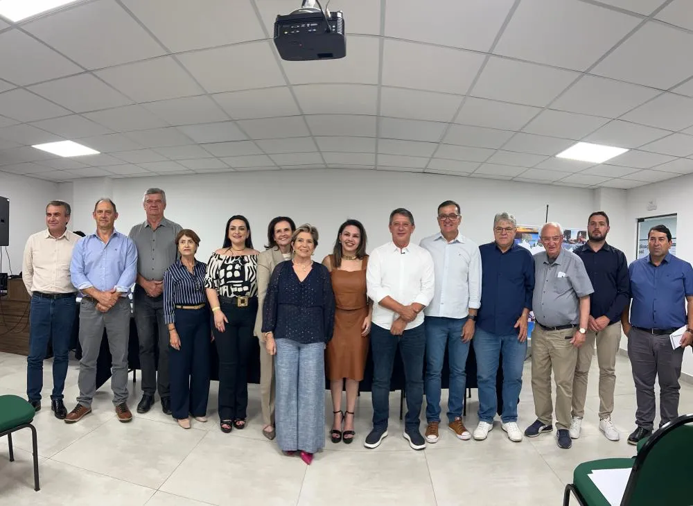 Gerson Nunes, prefeito de Sengés, assumirá a presidência da AMCG no início de 2026 ao lado da nova diretoria. Foto: AMCG