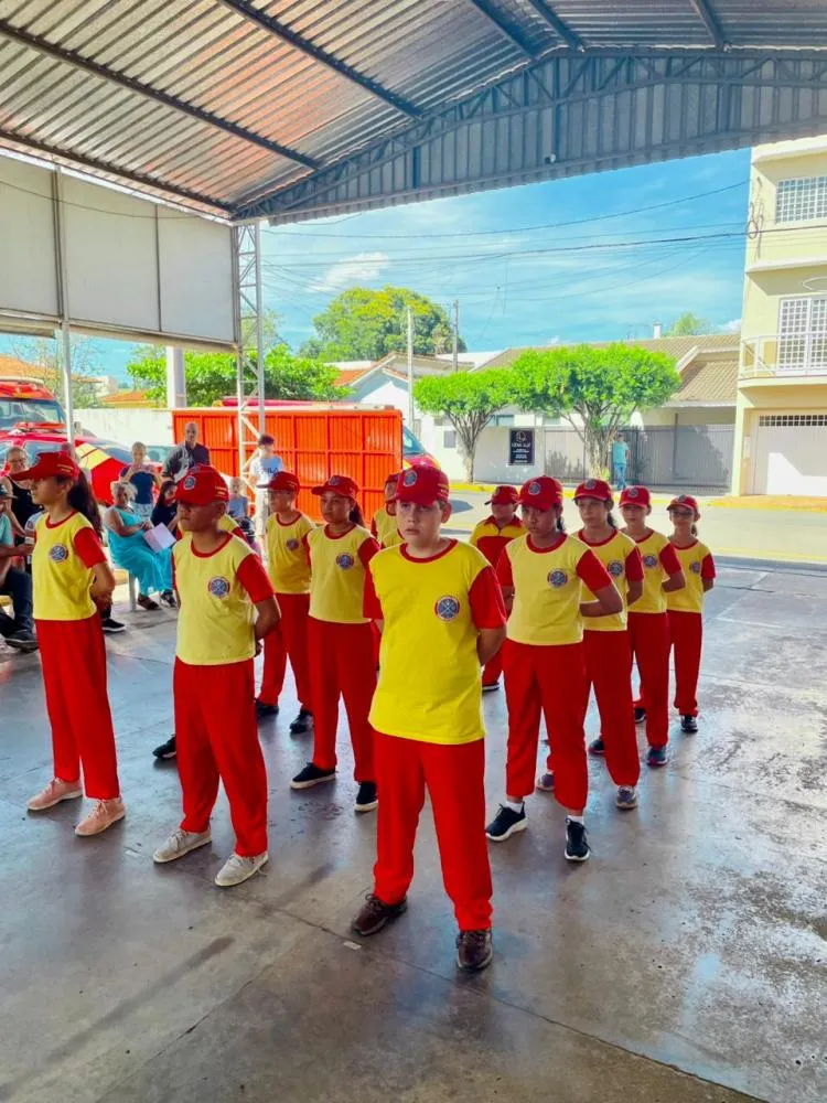 A 3ª turma do Projeto Bombeiro Mirim concluiu oficialmente suas atividades e recebeu os certificados de formação. Foto: Corpo de Bombeiros
