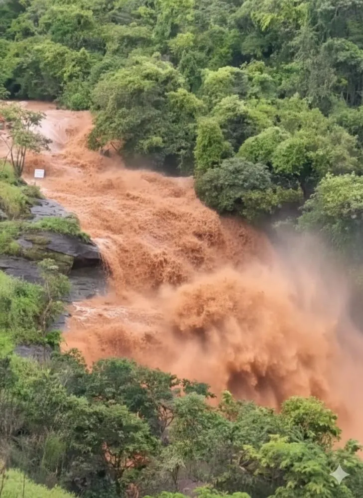 Cachoeira Véu da Noiva, em Ribeirão Claro, transbordou. Foto: Divulgação