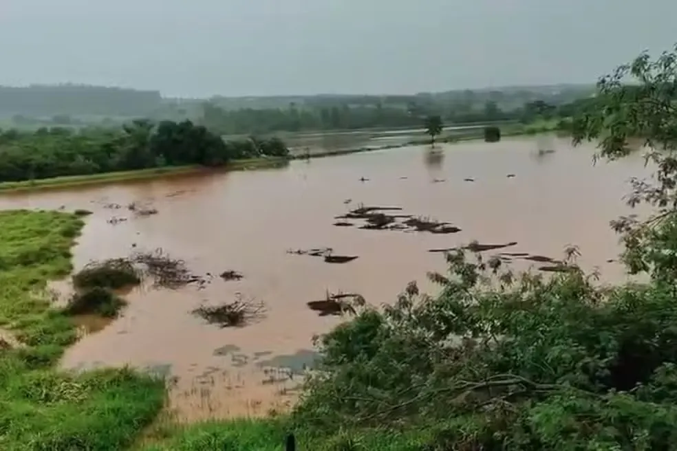 Barragem do Ribeirão das Antas, em Bandeirantes, transbordou na manhã deste domingo (14). Foto: AEN