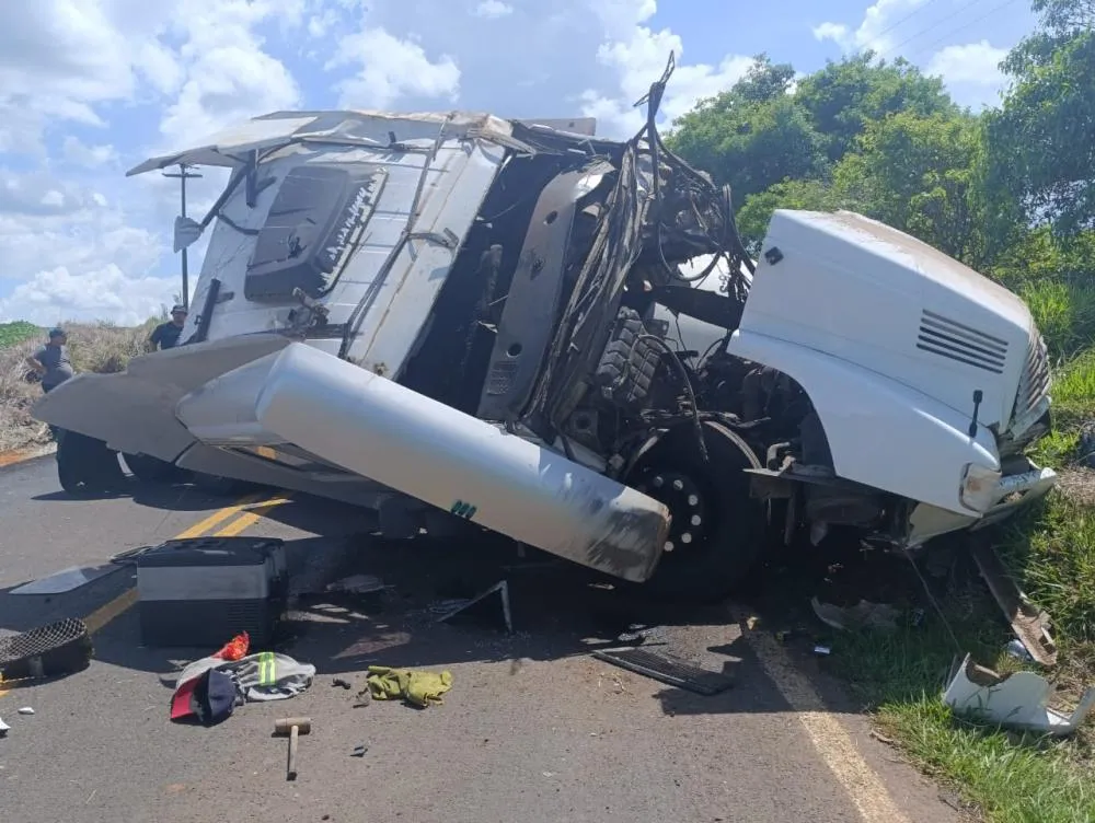 Caminhão ficou completamente destruído. Foto: Folha Extra