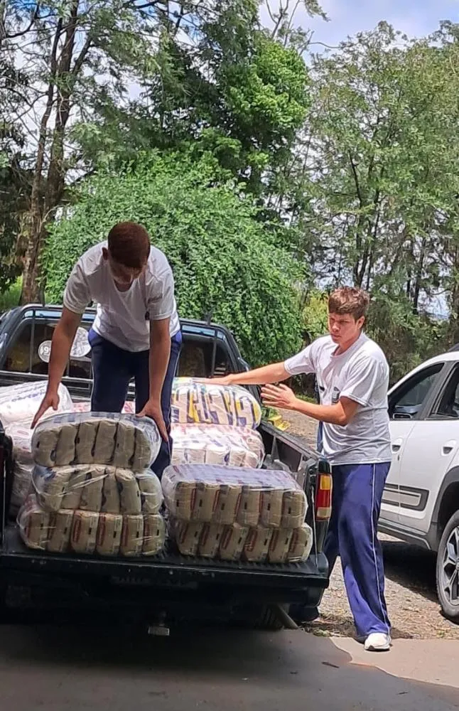 Durante o período da ação, foram arrecadadas aproximadamente três toneladas de alimentos, quantidade que possibilitou a montagem de 130 cestas de alimentação. Foto: Divulgação