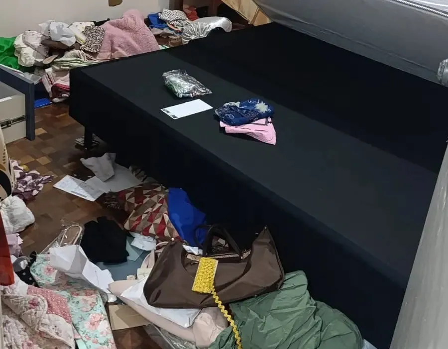 Casa da idosa foi revirada pelos ladrões. Foto: Divulgação/PCPR