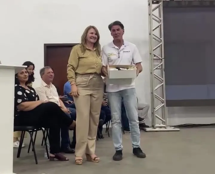 Mara Mello, presidente da ATUNORPI, ao lado do secretário estadual de Turimso, Leonaldo Paranhos. Foto: Assessoria