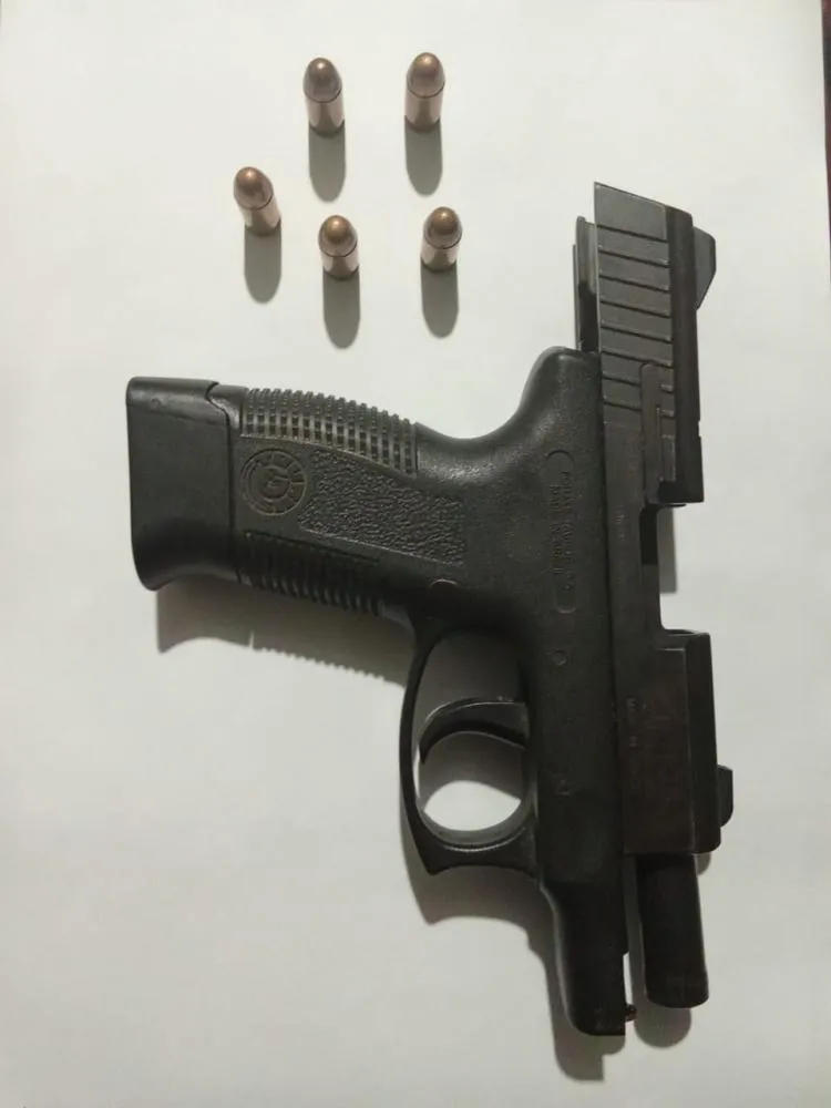 Uma das armas foi apreendida, e os policiais constataram que o armamento constava como perdido desde 2010. Foto: 2ºBPM