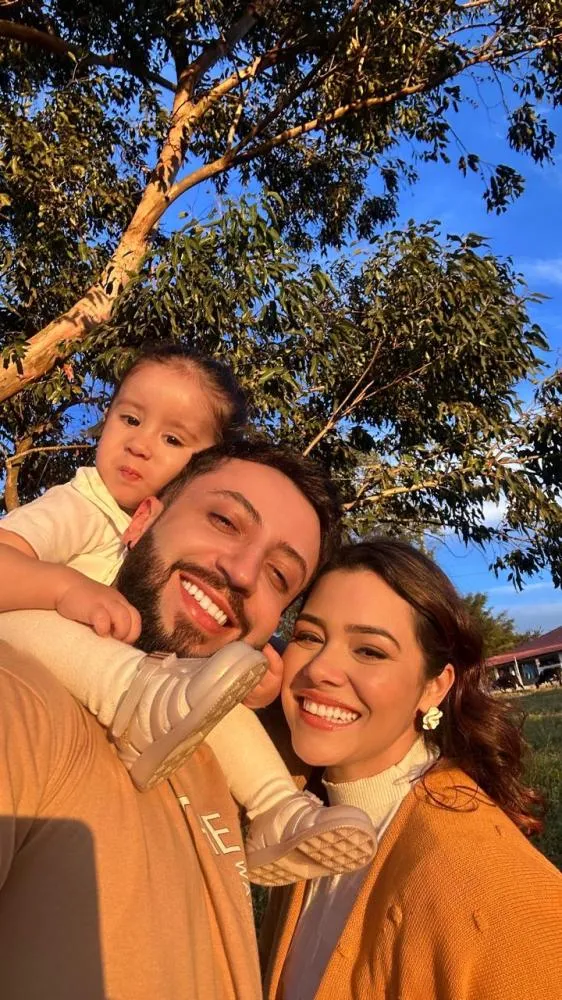 Aurora junto com seus pais, Erivelton da Silva e Tailaine Luana. Foto: Cedia pela Família