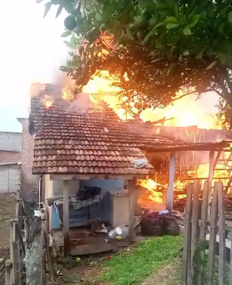 Casa foi completamente destruída pelas chamas. Foto: Divulgação