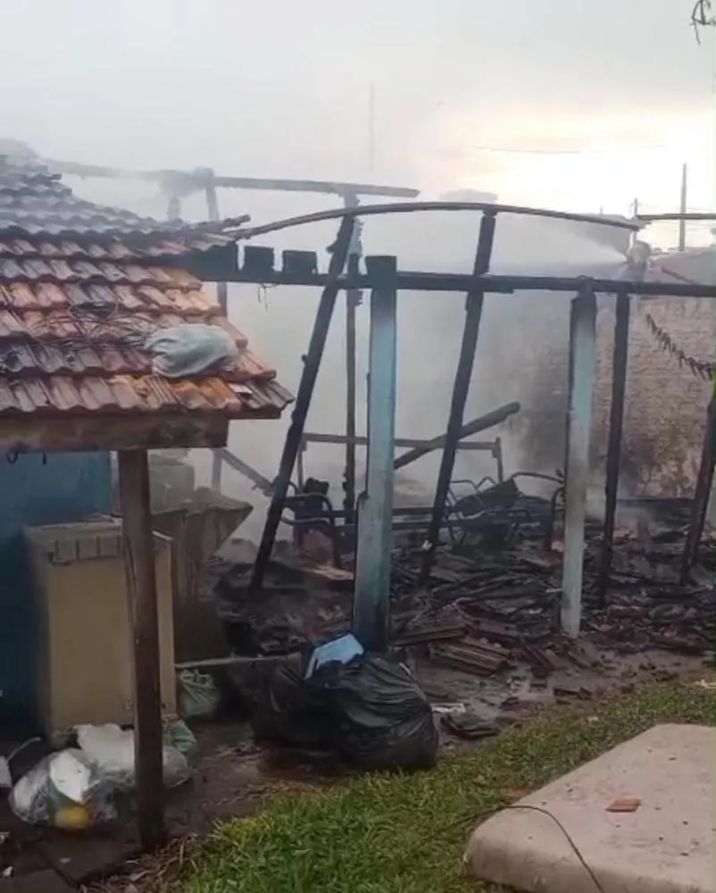 Incêndio destruiu completamente a casa onde a família morava. Foto: Divulgação