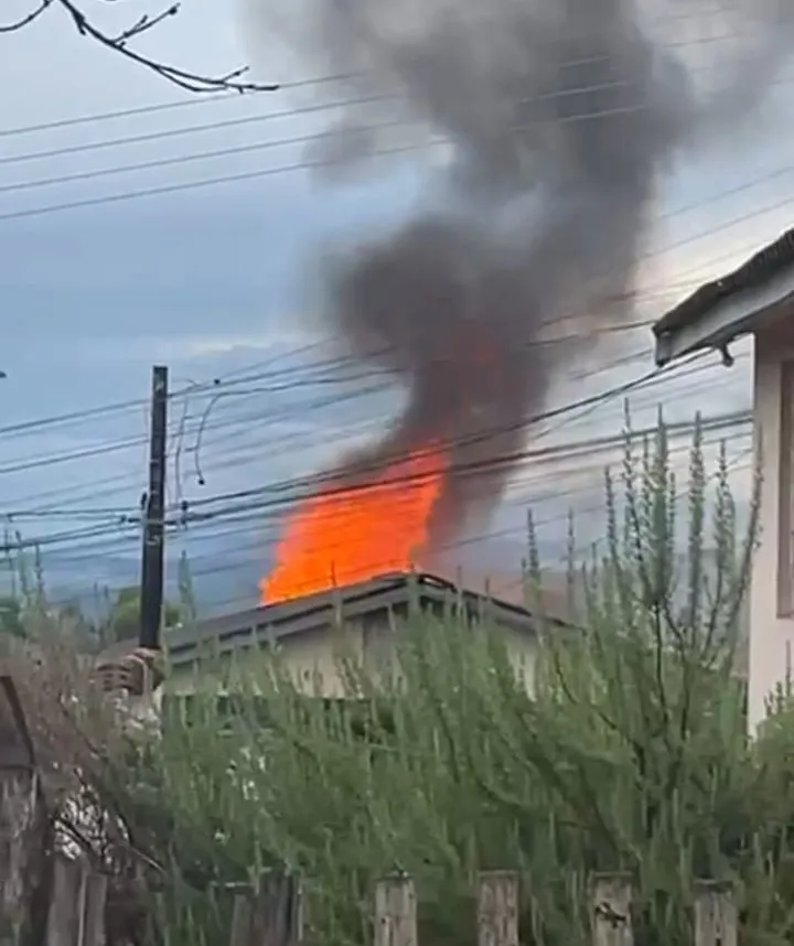  Após o incêndio que destruiu completamente uma casa em Wenceslau Braz, no Norte Pioneiro, a mobilização de moradores e do poder público tem levado apoio à família. Foto: Divulgação