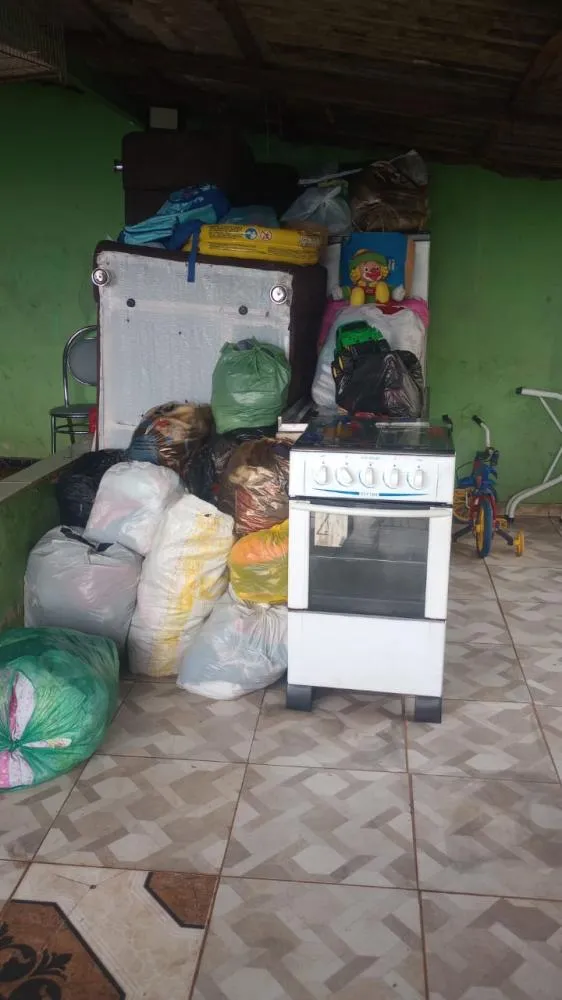  Mobilização já resultou na arrecadação de diversos itens essenciais, como pia, camas de solteiro e de casal, fogão, sofá, geladeira e roupas. Foto: Divulgação