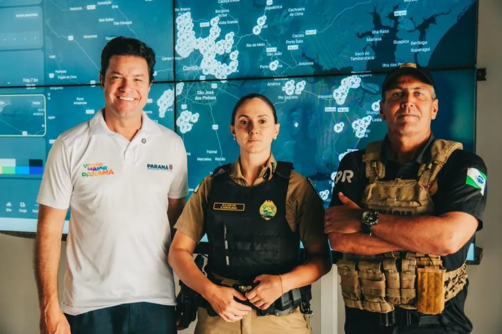 Secretário Guto Silva acompanha o trabalho dos policiais no Centro de Controle Operacional do Ollho Vivo no Litoral. Foto: Divulgação