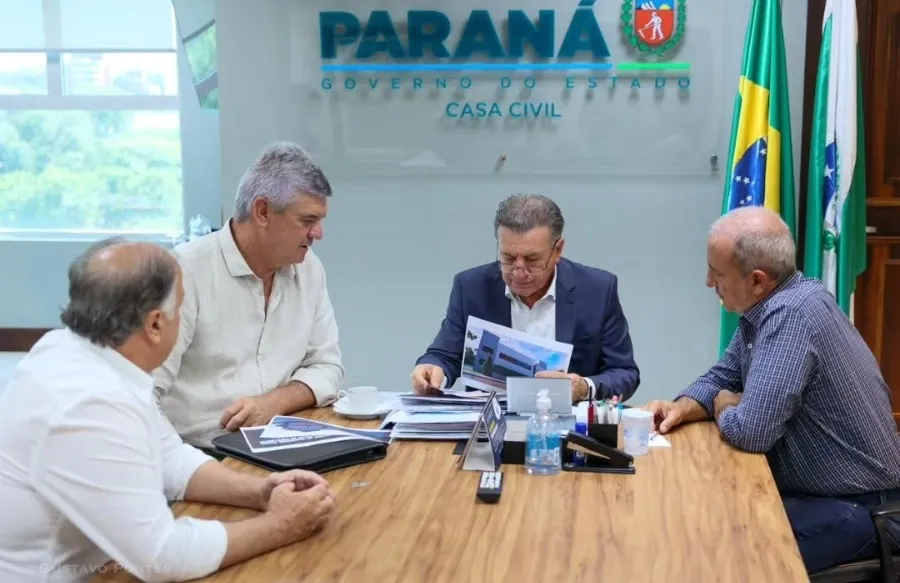 Prefeito Juca Sloboda e o vice Reginaldo Cheirubim estiveram em reunião com o secretário Carlos Ortega nesta quarta-feira (14). Foto: Divulgação
