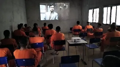 Programa cultural ReintegraCINE leva cinema para presos de segurança máxima. Foto: Divulgação/AGEPEN.