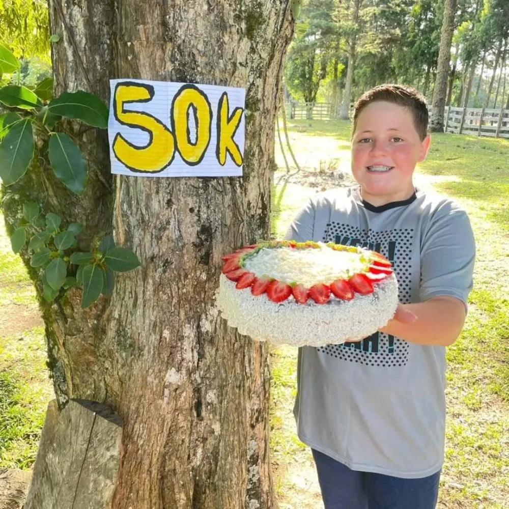 Lucas celebrando a marca de 50 mil seguidores em dezembro do ano passado. Foto: Reprodução/Facebook @lucasaoba