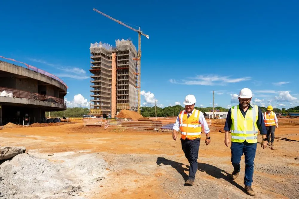 Diretor jurídico da Itaipu e diretor-geral brasileiro em exercício, Luiz Fernando Delazari (esquerda) e Ronaldo Schiavoni, coordenador técnico do Unops na obra (direita)