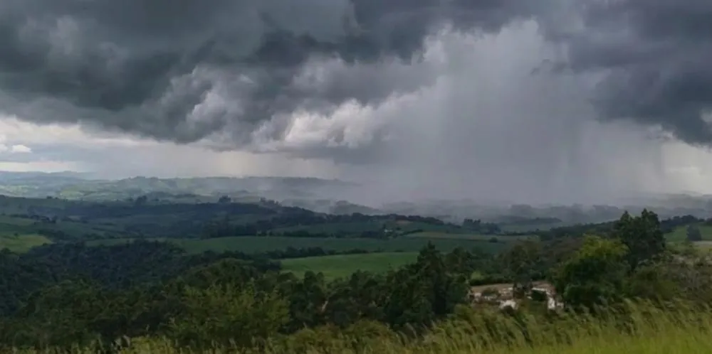 Céu com nuvens escuras em Wenceslau Braz. Foto: Davi Martins/Folha Extra