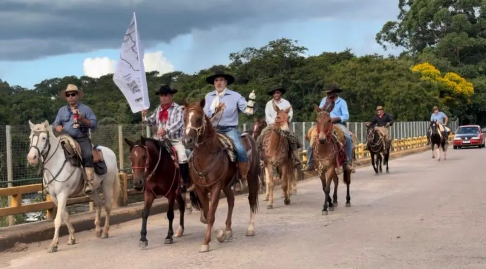 Fiéis chegaram à cidade neste domingo (25), e seguem em uma cavalgada que terá cerca de 700km. Foto: Secretaria de Comunicação de Jaguariaíva