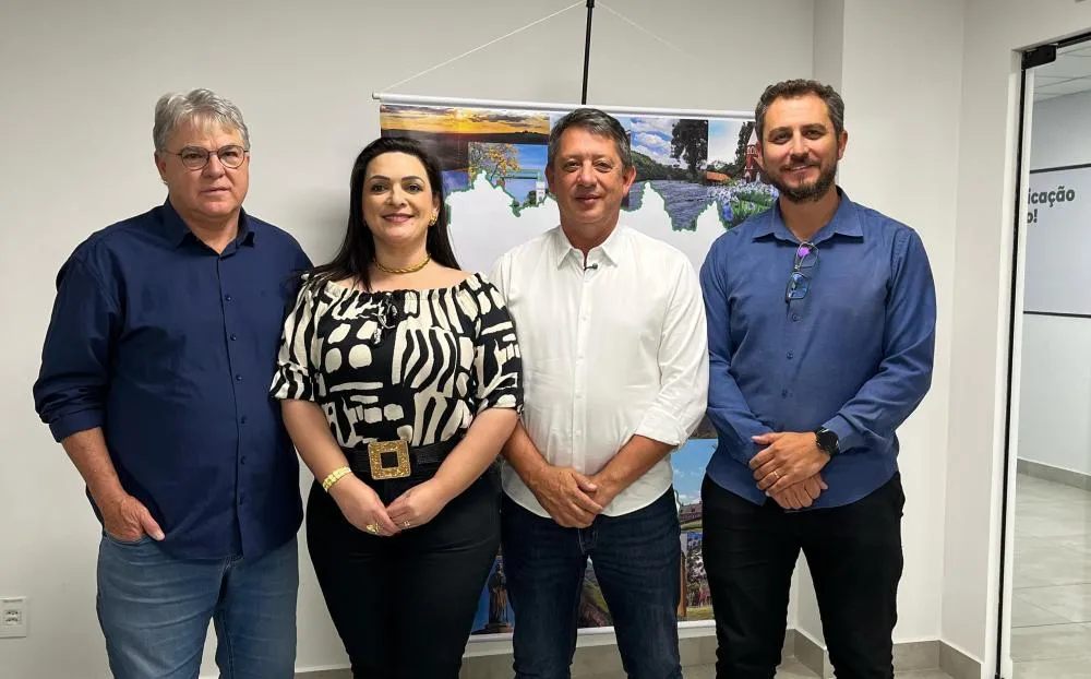 Nova diretoria é composta pelos prefeitos Gerson Nunes, Douglas Modesto, Altamir Sanson e Elisangela Pedroso. Foto: AMCG